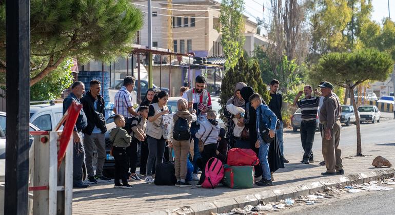 Familias esperan para cruzar la frontera de Masnaa desde Líbano a Siria. 