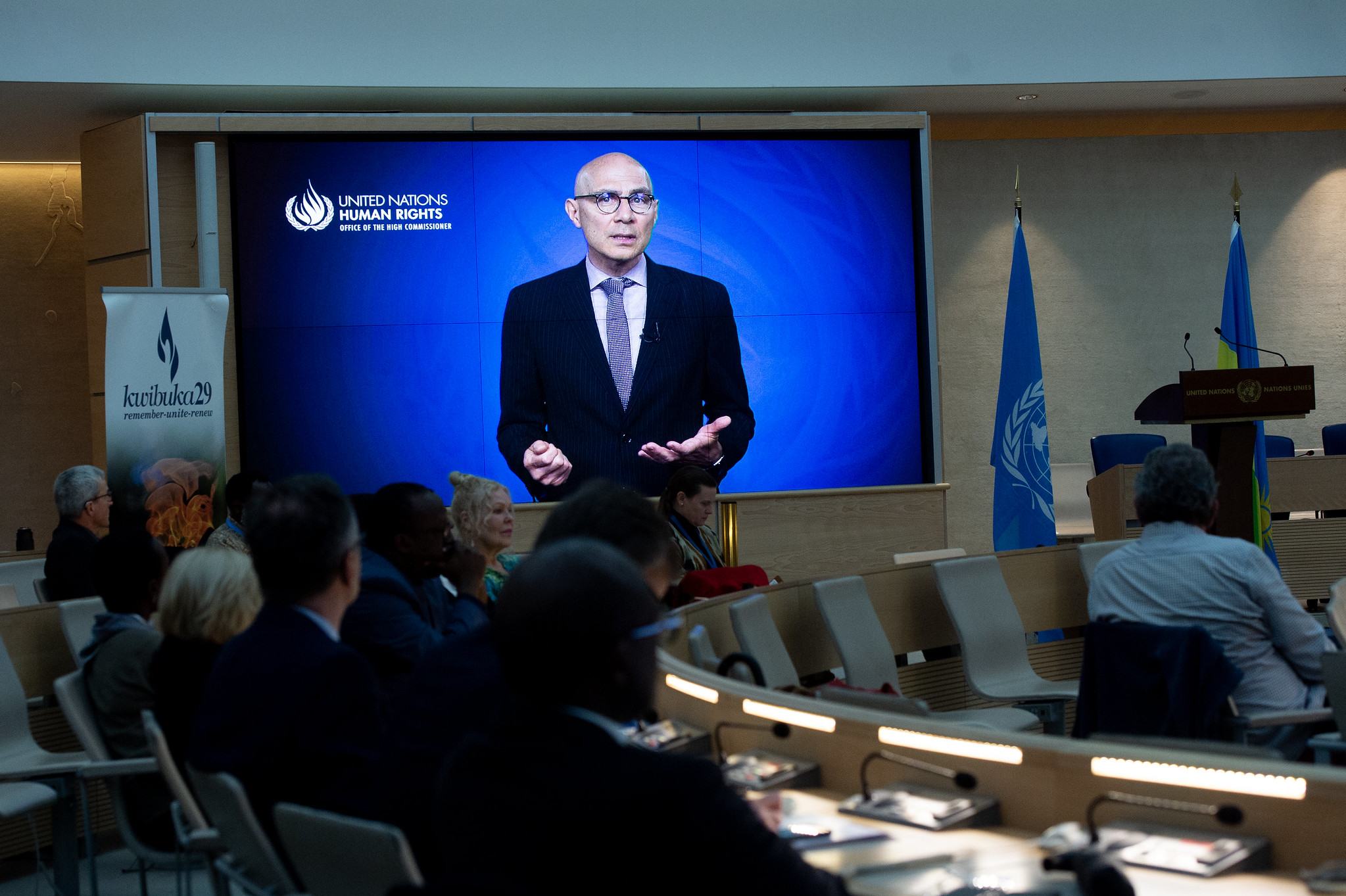 يلقي فولكر تورك كلمة أمام جمهور من على منصة في قاعة مؤتمرات بمكتب United Nations في جنيف.