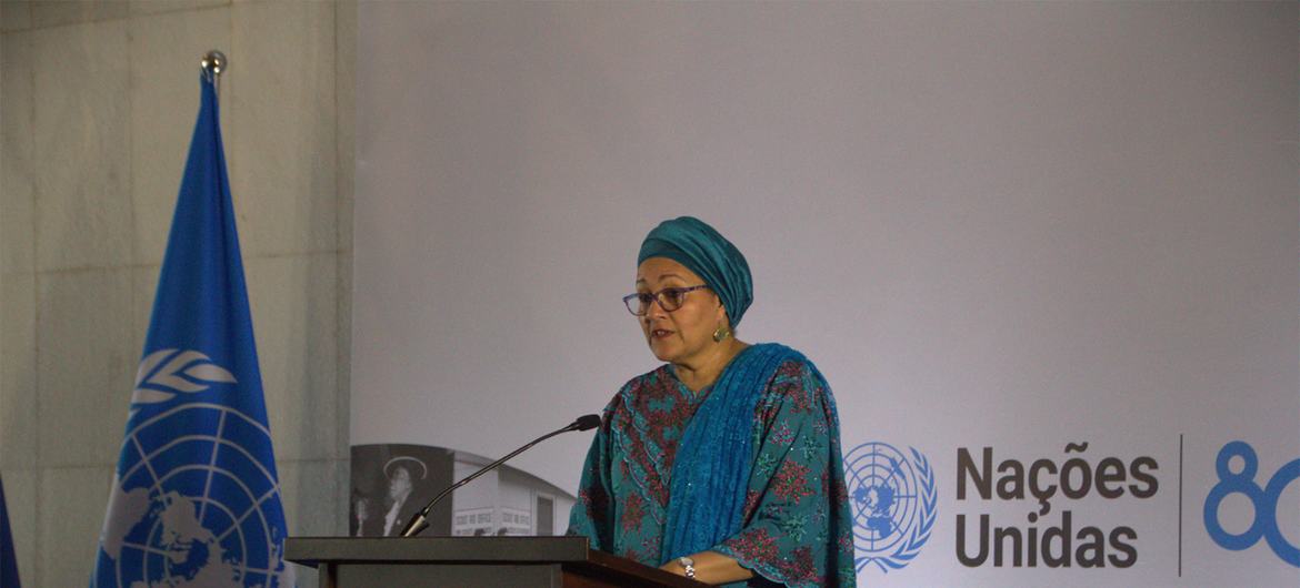 A vice-secretária-geral da ONU, Amina J. Mohammed, discursa na cerimônia de abertura da exposição “Construindo Nosso Futuro Juntos”, sobre o 80° aniversário das Nações Unidas, em 14 de outubro de 2025
