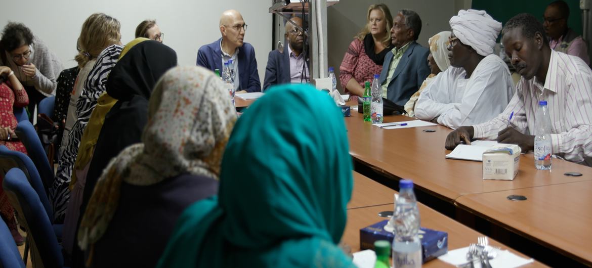 Верховный комиссар ООН по правам человека Фолькер Тюрк встречается с правозащитниками в Судане.