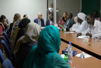 Верховный комиссар ООН по правам человека Фолькер Тюрк встречается с правозащитниками в Судане.