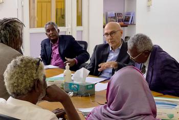 संयुक्त राष्ट्र के मानवाधिकार उच्चायुक्त वोल्कर टूर्क, सूडान की आधिकारिक यात्रा के दौरान, खारतूम में नागरिक समाज के सदस्यों से बात करते हुए.