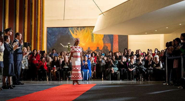 L'unité des visites guidées de l'ONU célèbre son 70e anniversaire avec un défilé de mode de différents uniformes portés pendant sept décennies, ainsi que des tenues traditionnelles mettant en valeur les diverses nationalités et origines.