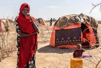 इथियोपिया में विस्थापितों के लिये बनाए गए एक शिविर में रहने के लिये पहुँची एक महिला.
