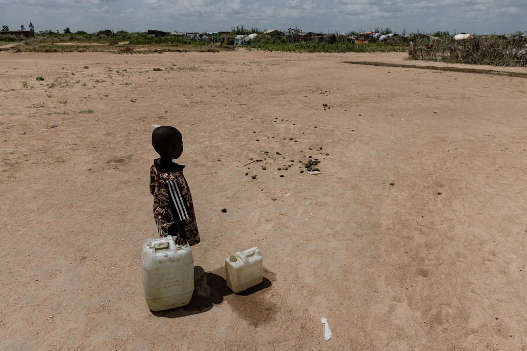 Mtoto amesimama na maji yaliyokusanywa kutoka kambi ya IDP huko Nyala, Darfur. (Maktaba)