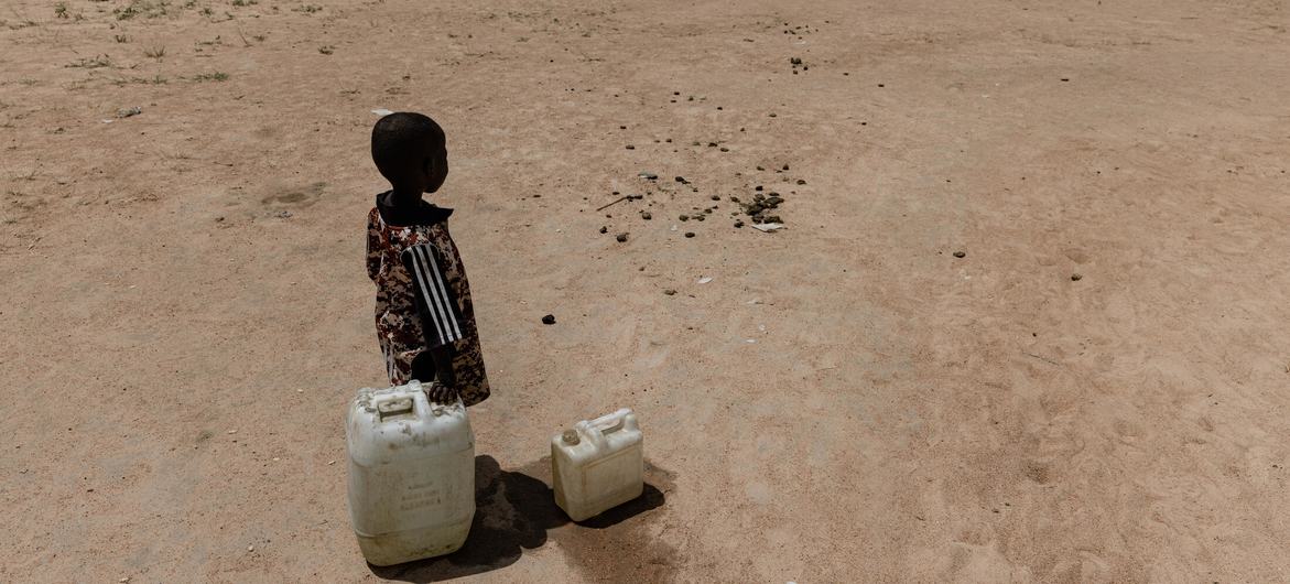 Un enfant se tient debout avec de l'eau collectée dans un camp de personnes déplacées à Nyala, au Darfour (photo d'archives)