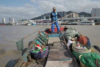 蓝色循环动员渔民对海洋塑料垃圾进行收集和分类。