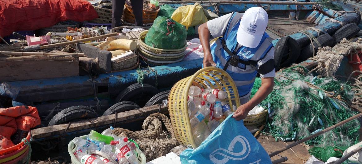 Blue Circle mobiliza pescadores para coletar e separar a poluição plástica marinha