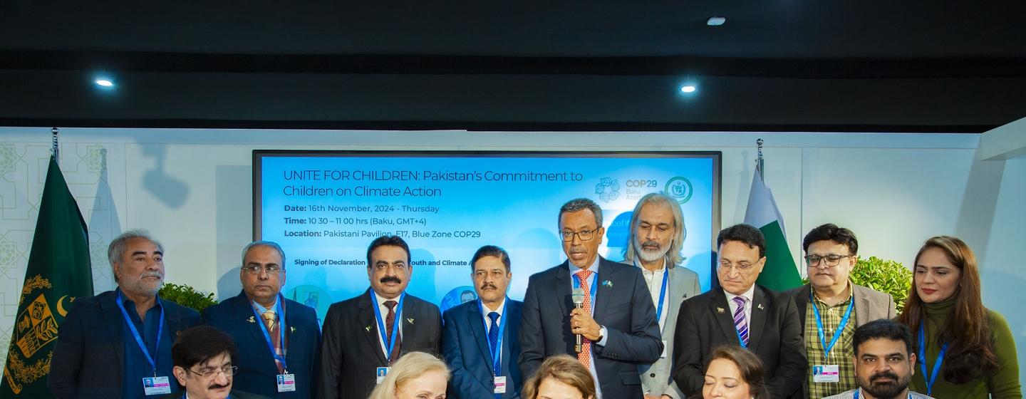 کٹی وان ڈیر ہیجڈن اور عائشہ حمیرہ آذربائیجان کے باکو میں COP29 سربراہی اجلاس میں بچوں، نوجوانوں اور موسمیاتی کارروائی سے متعلق ایک اعلامیہ پر دستخط کر رہی ہیں۔
