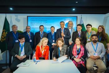 یونیسف اور پاکستان کی وزارت ماحولیات کے حکام باکو میں کاپ 29 کے موقع پر بچوں کو موسمیاتی تبدیلیوں سے تحفظ دینے کی مشترکہ کوششوں کے معاہدہ پر دستخط کر رہے ہیں۔