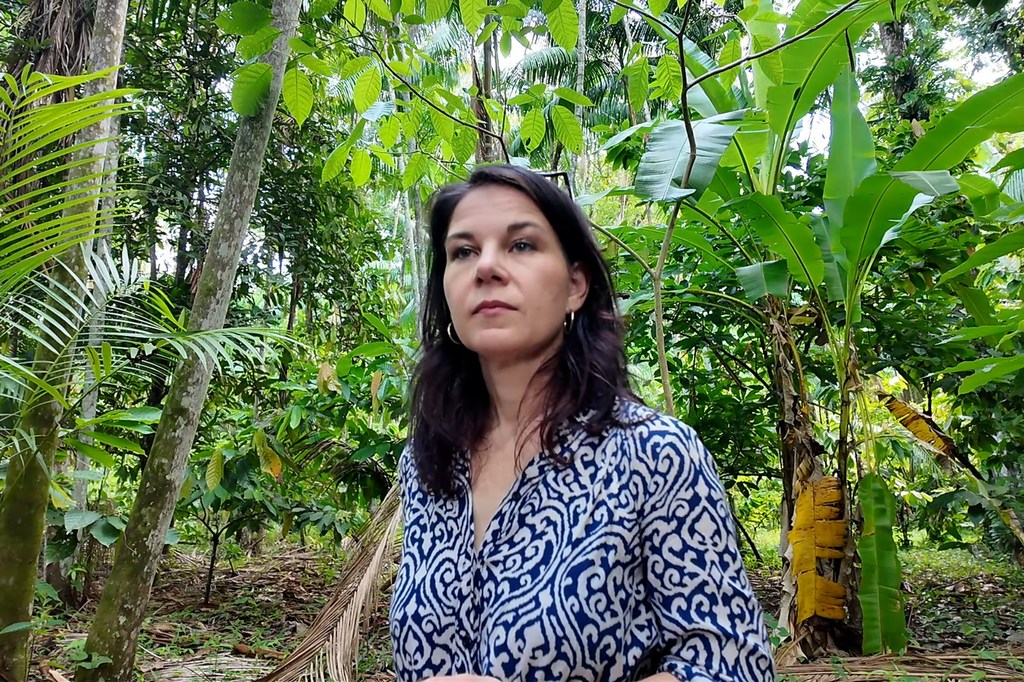 Rais wa Baraza Kuu la UN Annalena Baerbock akitembea katika msitu wa amazon
