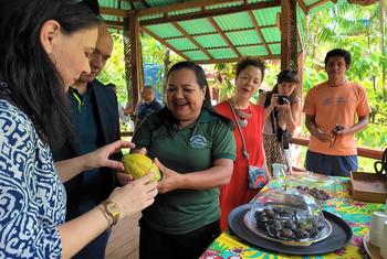 Rais wa Baraza Kuu la Umoja wa Mataifa Annalena Baerbock akionja kakao kutoka katika kisiwa cha Combu Brazil karibu na Belém