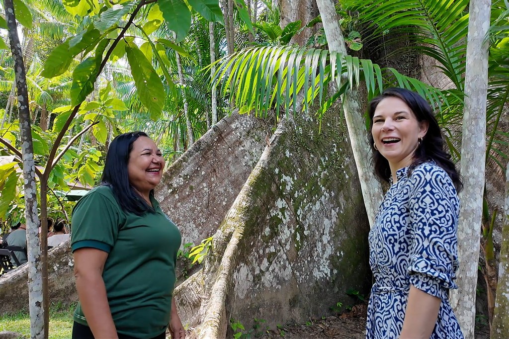 A presidente da Assembleia Geral, Annalena Baerbock, encontra-se com a empresária brasileira Dona Nena na Ilha do Combu, perto de Belém.