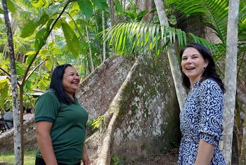 A presidente da Assembleia Geral, Annalena Baerbock, encontra-se com a empresária brasileira Dona Nena na Ilha do Combu, perto de Belém.