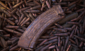 Shimo lenye risasi za silaha ndogo ndogo ambazo hazijalipuka katika Kambi ya Jeshi la Mali huko Timbuktu, Mali.