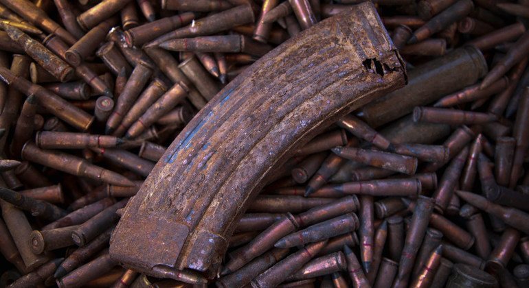 Munição de armas pequenas no poço de material bélico não detonado no acampamento do Exército do Mali em Timbuktu, Mali.