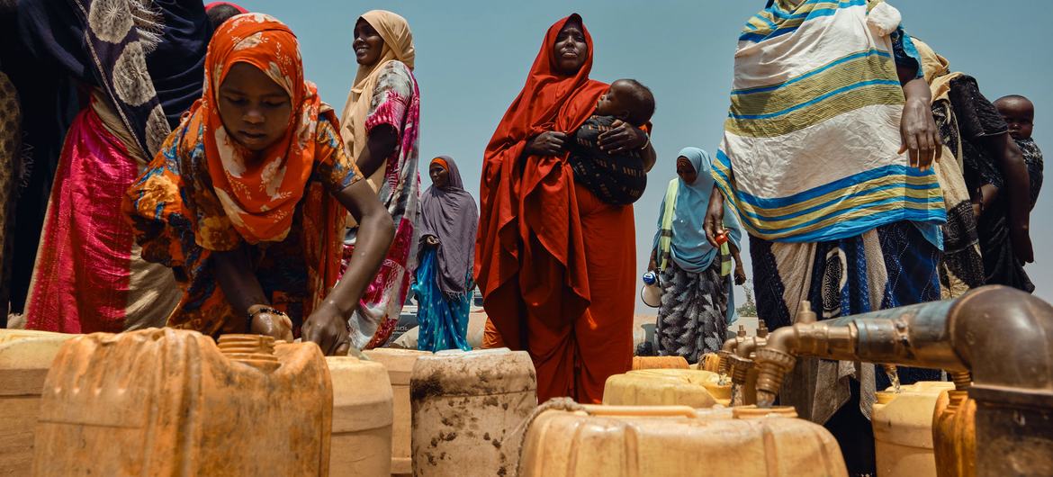 Les conflits, les effets du changement climatique poussent des millions de personnes à quitter leurs pays, souvent à grands risques.