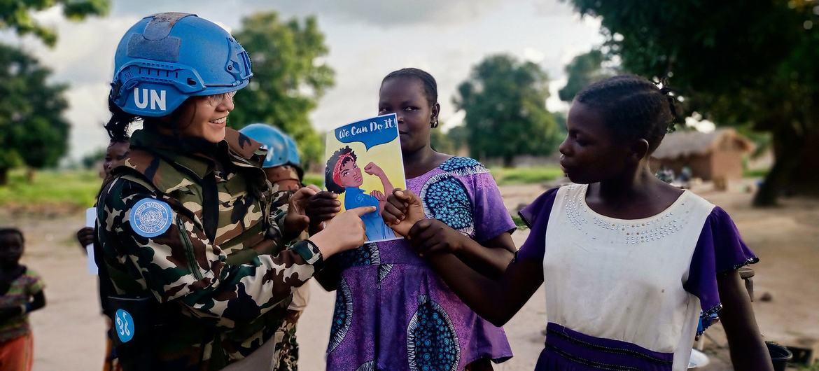Une Casque bleu népalaise discute avec la population locale à Bokolobo, en République centrafricaine.
