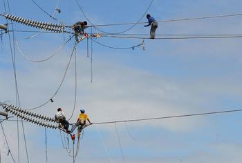  Trabalhadores instalam cabos elétricos em South Luzon, Filipinas.