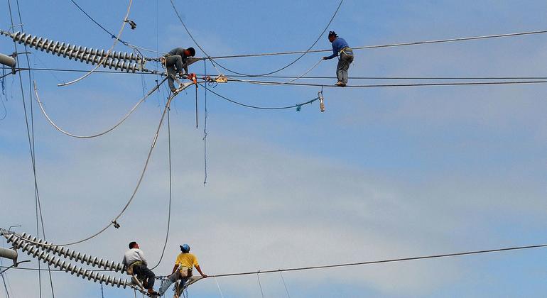 فلپائن میں کارکن بجلی کی تاریں بچھا رہے ہیں۔