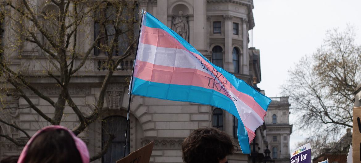 Protesta de personas trans y sus simpatizantes en el Reino Unido.
