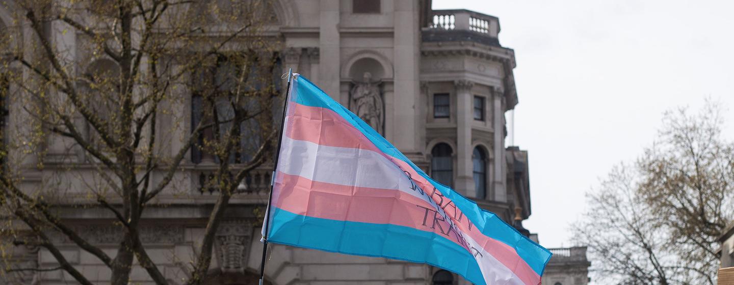 Des personnes trans et leurs alliés manifestent au Royaume-Uni.