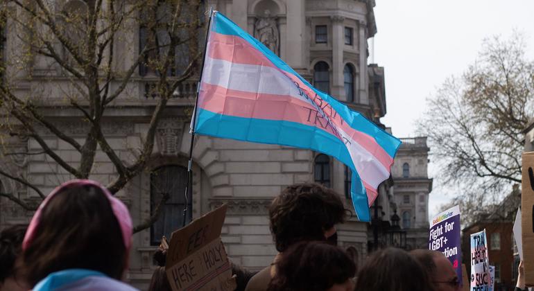 Protesta de personas trans y sus simpatizantes en el Reino Unido.