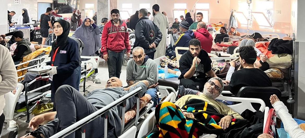 El personal de la OMS participó en una misión conjunta de las Naciones Unidas al hospital Al-Shifa, en el norte de Gaza, el 16 de diciembre para entregar suministros sanitarios y evaluar la situación en el centro.