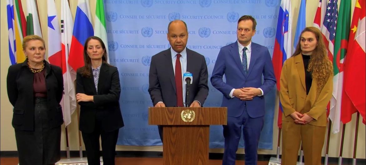 بيان مشترك قرأه أمام الصحفيين السفير جيمس كاريوكي، نائب المندوب الدائم للمملكة المتحدة لدى الأمم المتحدة - نيابة عن بلاده الدنمارك وفرنسا واليونان وسلوفينيا - قبيل جلسة لمجلس الأمن عن الوضع في فلسطين.