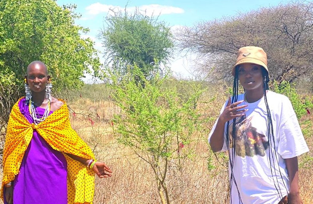Frida Amani (kulia), msanii wa muziki wa kizazi kipya wa kwa hip hop au muziki wa kufokafoka almaarufu kama rap kutoka nchini Tanzania, ambaye pia ni mwanamazingira wa UNEP.