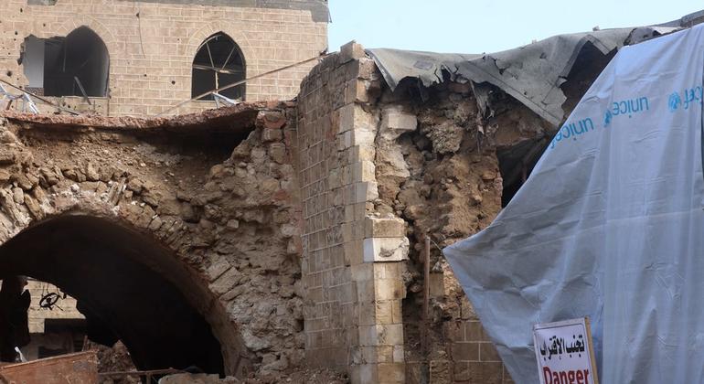 مبان متضررة في غزة جرى تغطيتها بوسائل مؤقتة، في محاولة للحد من المخاطر الناجمة عن الأبنية غير المستقرة.