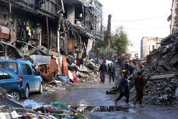 يمر الناس في شوارع في غزة مليئة بالبيوت المدمرة والحطام، مما يسلط الضوء على التهديد المستمر لسلامة المدنيين.