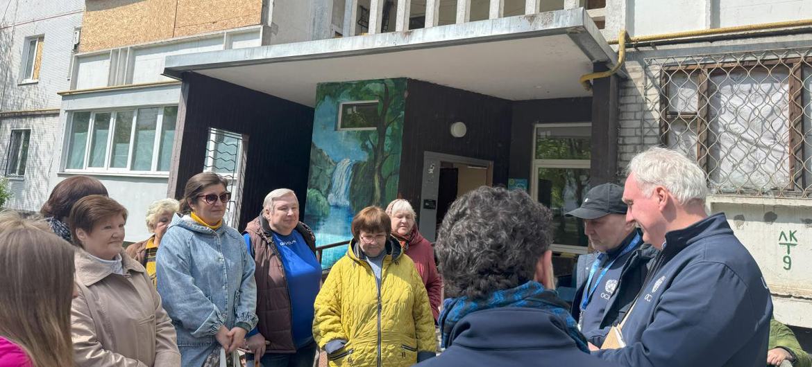 Координатор по гуманитарным вопросам Маттиас Шмале встретился с жителями Северной Салтовки в Харькове.