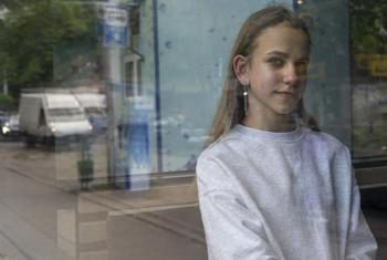 Алиса живет в опухолью позвоночника. Она мечтает стать архитектором и восстановить Харьков.