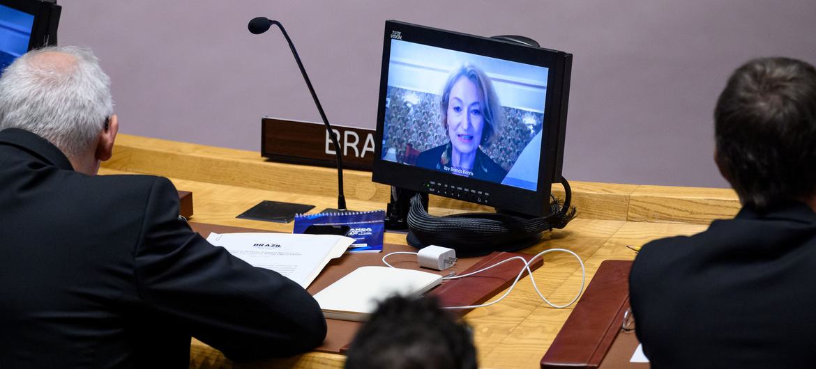 Ilse Brands Kehris (روی صفحه)، دستیار دبیرکل در امور حقوق بشر دفتر کمیساریای عالی حقوق بشر سازمان ملل متحد، در جلسه شورای امنیت درباره تهدیدات علیه صلح و امنیت بین المللی سخنرانی می کند.