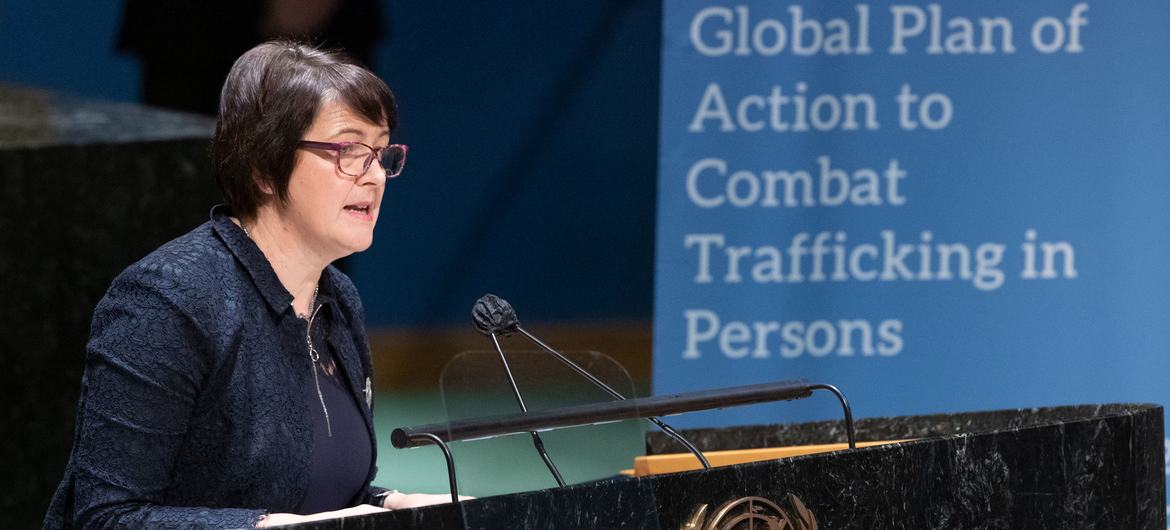 Siobhán Mullally, relatora especial sobre Tráfico de Pessoas, especialmente mulheres e crianças, discursa numa reunião de alto nível da Assembleia Geral da ONU sobre "Avaliação do Plano de Acção Global da ONU para Combater o Tráfico de Pessoas"