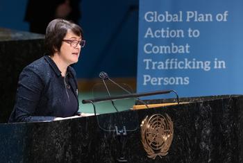 Siobhán Mullally habla en un podio durante una reunión de la Asamblea General de la ONU sobre la lucha contra la trata de personas en Nueva York.