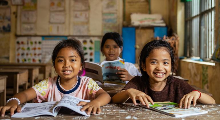 Alumnos leyendo sus cuadernos en una escuela de Phnom Penh (Camboya).