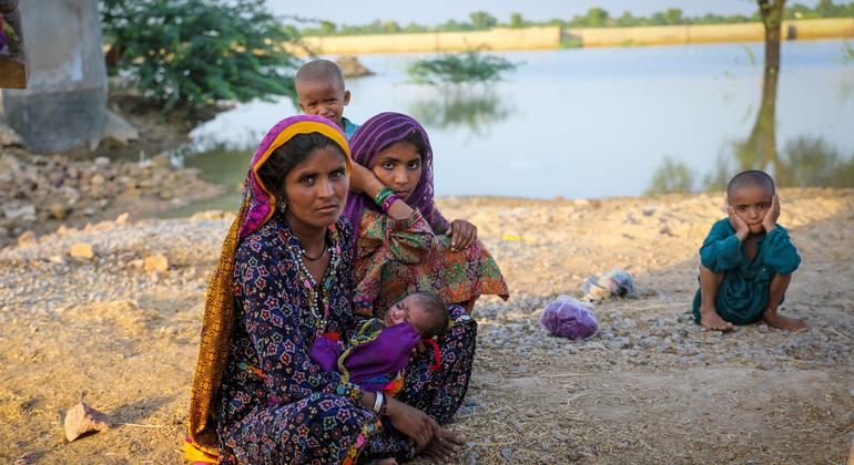 मूसलाधार मानसूनी बारिश और उसके बाद आई बाढ़ ने पाकिस्तान के सभी चार प्रांतों में गांवों और बुनियादी ढांचे को बहा दिया है