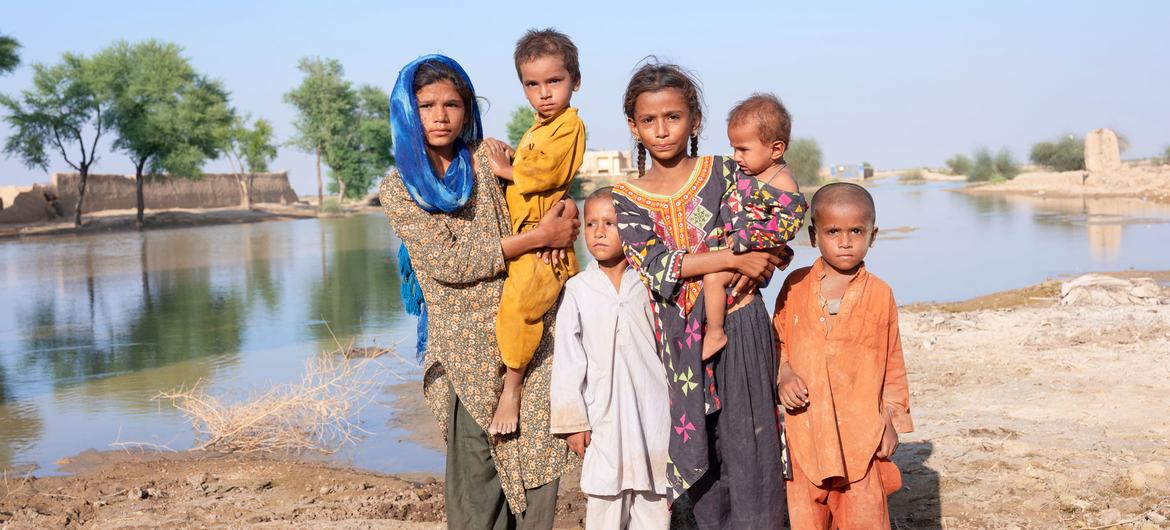 گزشتہ سال پاکستان میں آئے غیر معمولی سیلاب سے لاکھوں بچے نقل مکانی پر مجبور ہوئے۔