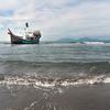 Um barco que transportava refugiados rohingya pelo mar de Andaman permanece ancorado no mar depois que os refugiados desembarcaram em uma praia em Aceh, na Indonésia, em 8 de janeiro de 2023