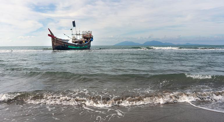 Um barco que transportava refugiados rohingya pelo mar de Andaman permanece ancorado no mar depois que os refugiados desembarcaram em uma praia em Aceh, na Indonésia, em 8 de janeiro de 2023