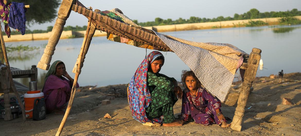 پاکستان میں گزشتہ سال آئے تباہ کن سیلاب سے بے گھر ہونے والا ایک خاندان۔ اندازوں کے مطابق پاکستان میں سیلاب سے تین کروڑ سے زیادہ افراد متاثر ہوئے تھے۔