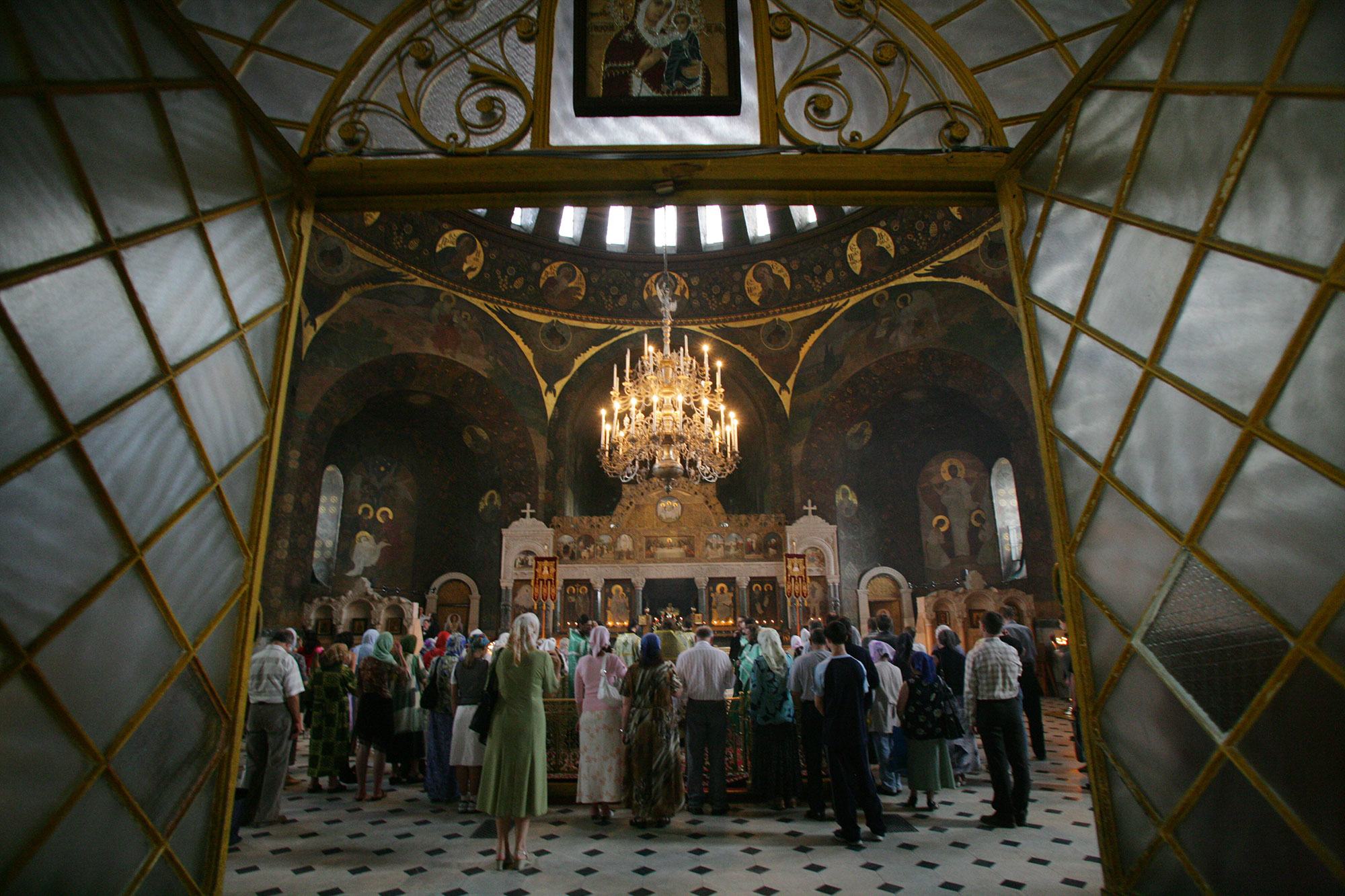 在乌克兰基辅的基辅-佩切拉修道院的教堂里举行的周日弥撒庆典。