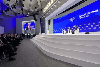 Глава ООН выступает на форуме в Давосе. 