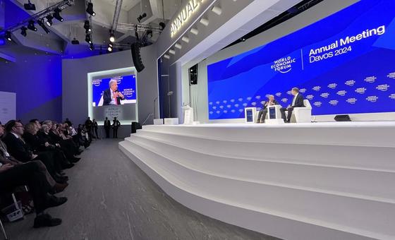 Глава ООН выступает на форуме в Давосе. 