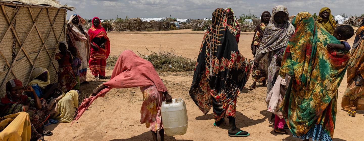 Des femmes et des filles vont chercher de l'eau pour leurs familles dans un camp de personnes déplacées au Soudan.