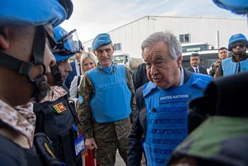 O secretário-geral da ONU, António Guterres, conversa com as forças de manutenção da paz da ONU em Naqoura, no sul do Líbano