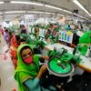 बांग्लादेश की एक परिधान फ़ैक्ट्री में कामगार.