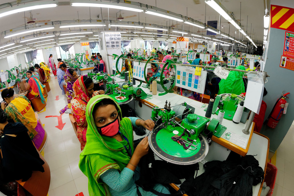 孟加拉国一家服装出口工厂的生产车间。